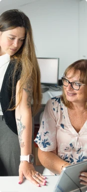 photo d'une femme et d'un homme par terre en train de réfléchir devant des grandes feuilles au sol