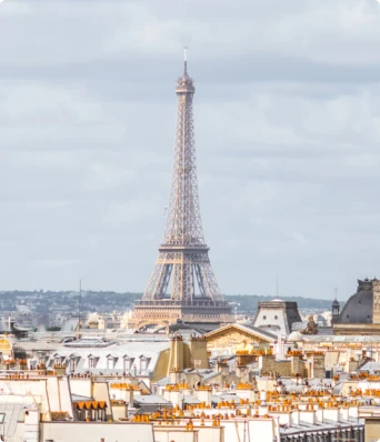 les toits de Paris, avec la tour Eiffel en arrière-plan