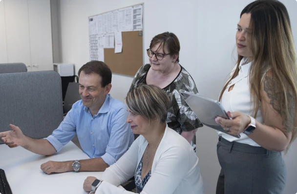 photo de 5 personnes qui applaudissent