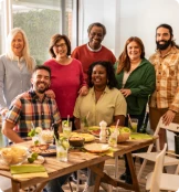 une femme en train de signer des papiers pour être bénévoles
