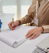 photo d'une personne en train d'écrire sur un carnet