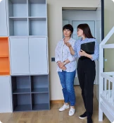 une agente immobilière qui fait visiter un appartement à une femme