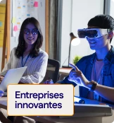 une femme qui regarde un homme qui a un casque VR sur la tête