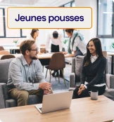 un homme et une femme parlant sur des fauteuils